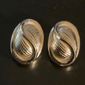 Vintage silvertone corolite swirl oval earring clip on